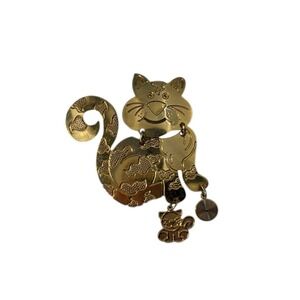 Vintage Signed NF Gold Tone Cat Kitten Kitty With Cute Yarn Charms Brooch Pin‎